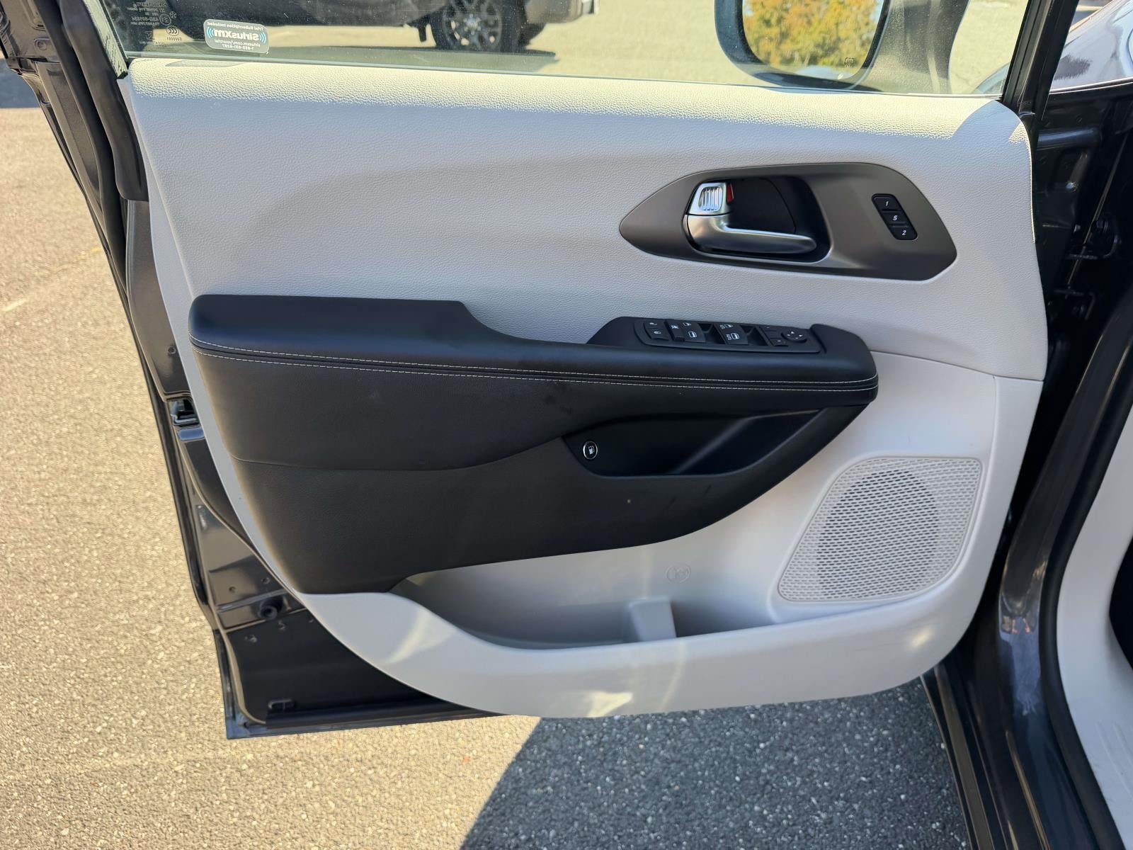 2022 Chrysler Pacifica Hybrid Touring L
