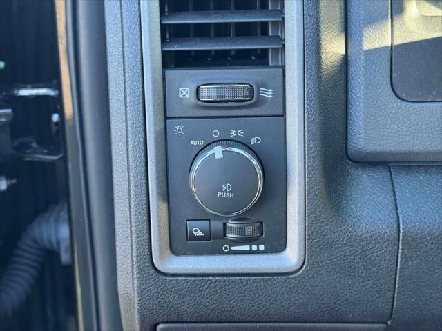 2018 RAM 1500 Express Crew Cab 4x4 57' Box