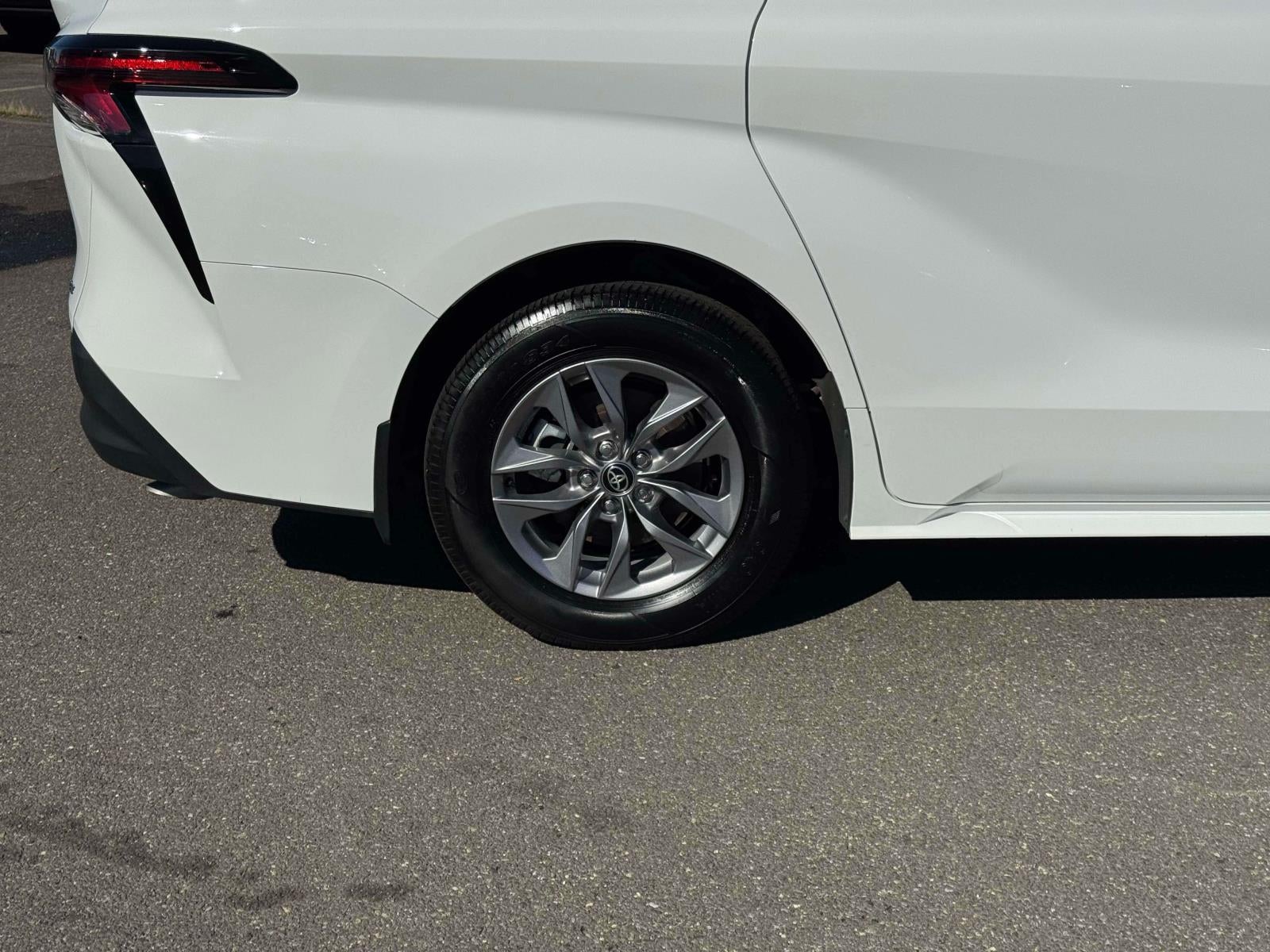 2025 Toyota Sienna LE