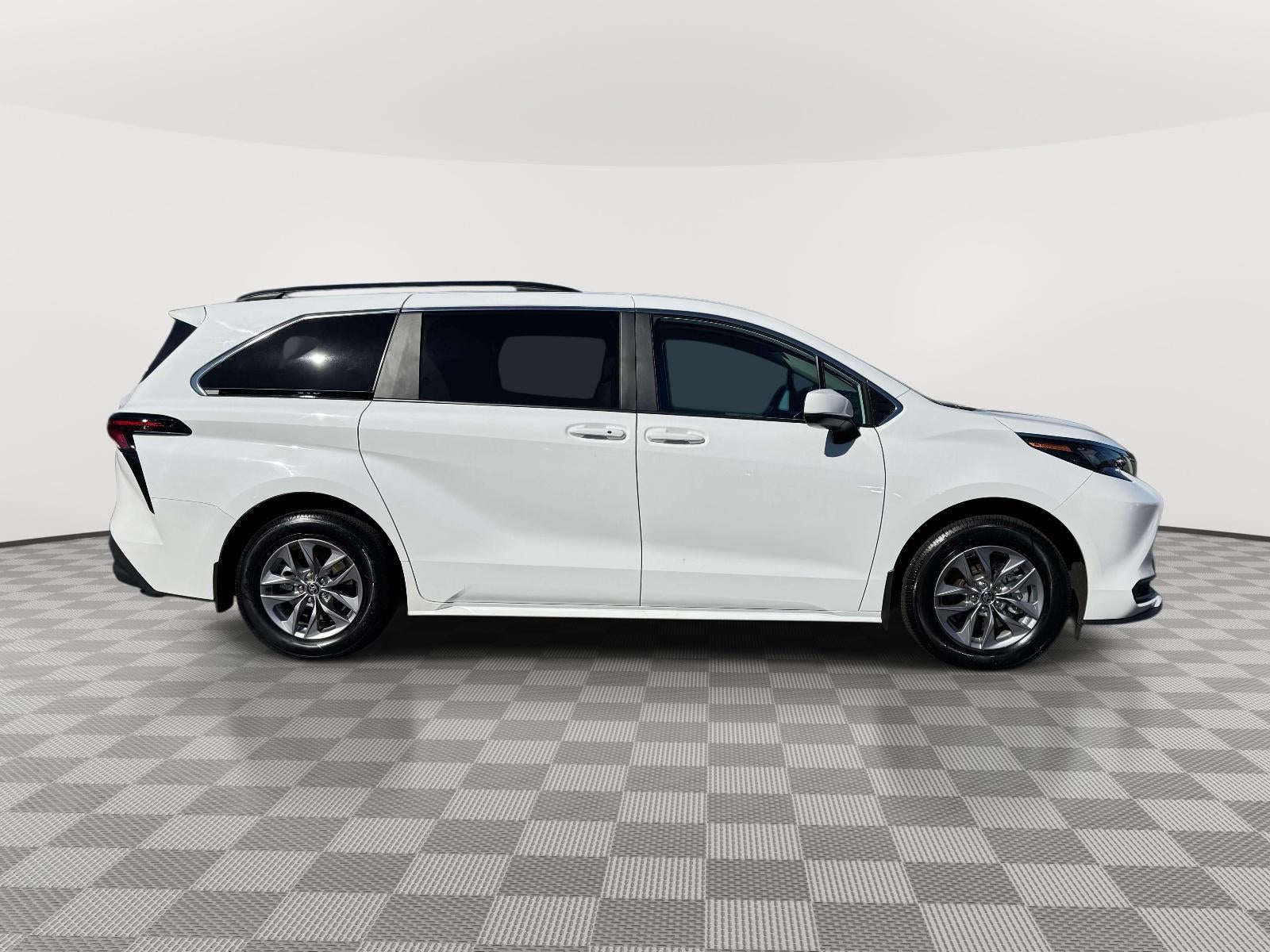 2025 Toyota Sienna LE