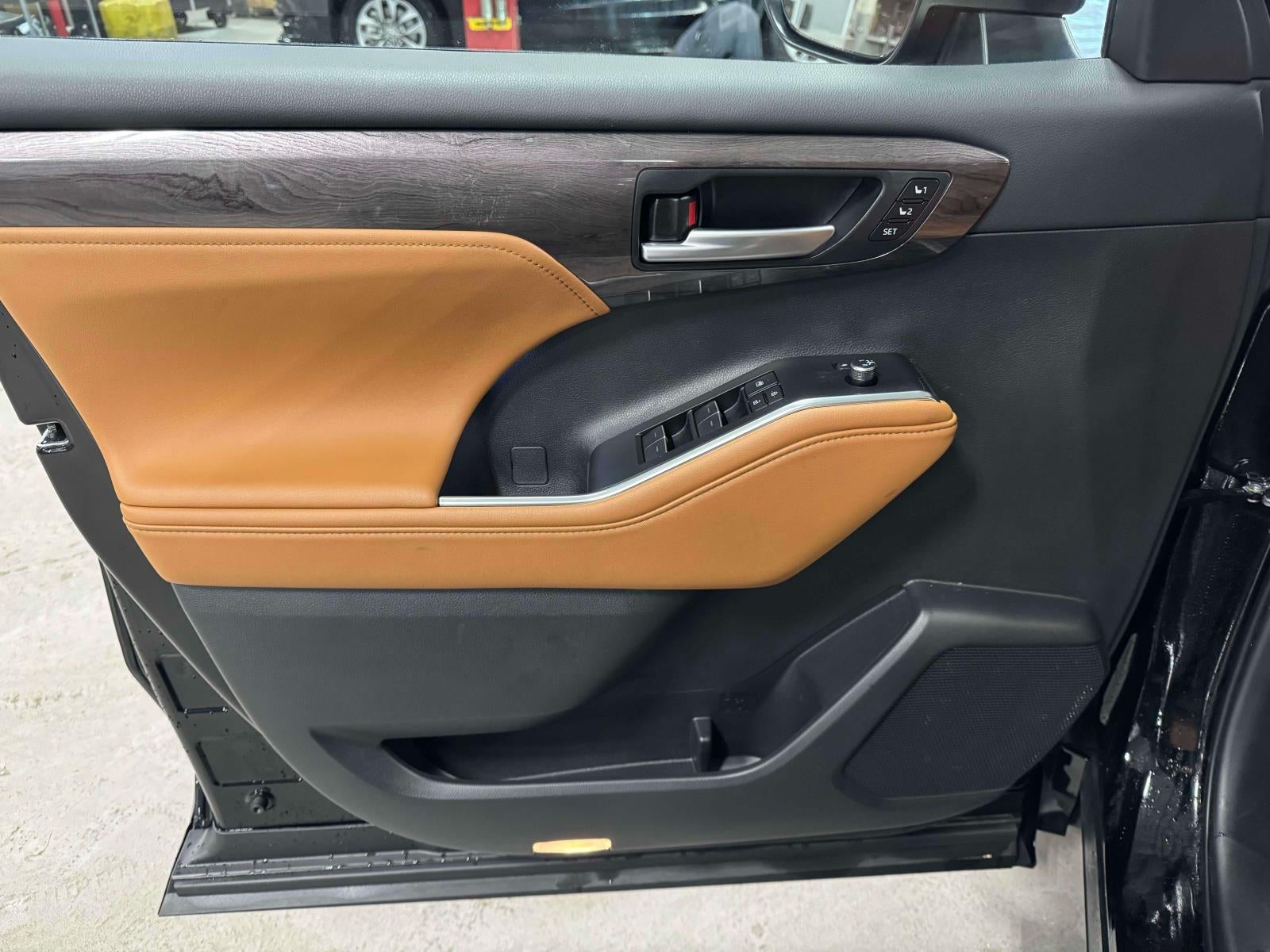 2025 Toyota Highlander Hybrid Platinum