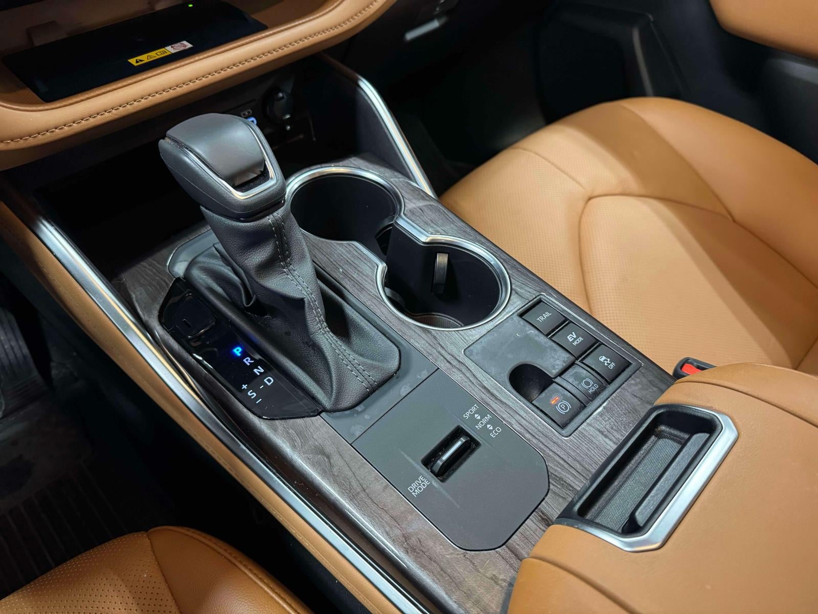 2025 Toyota Highlander Hybrid Platinum