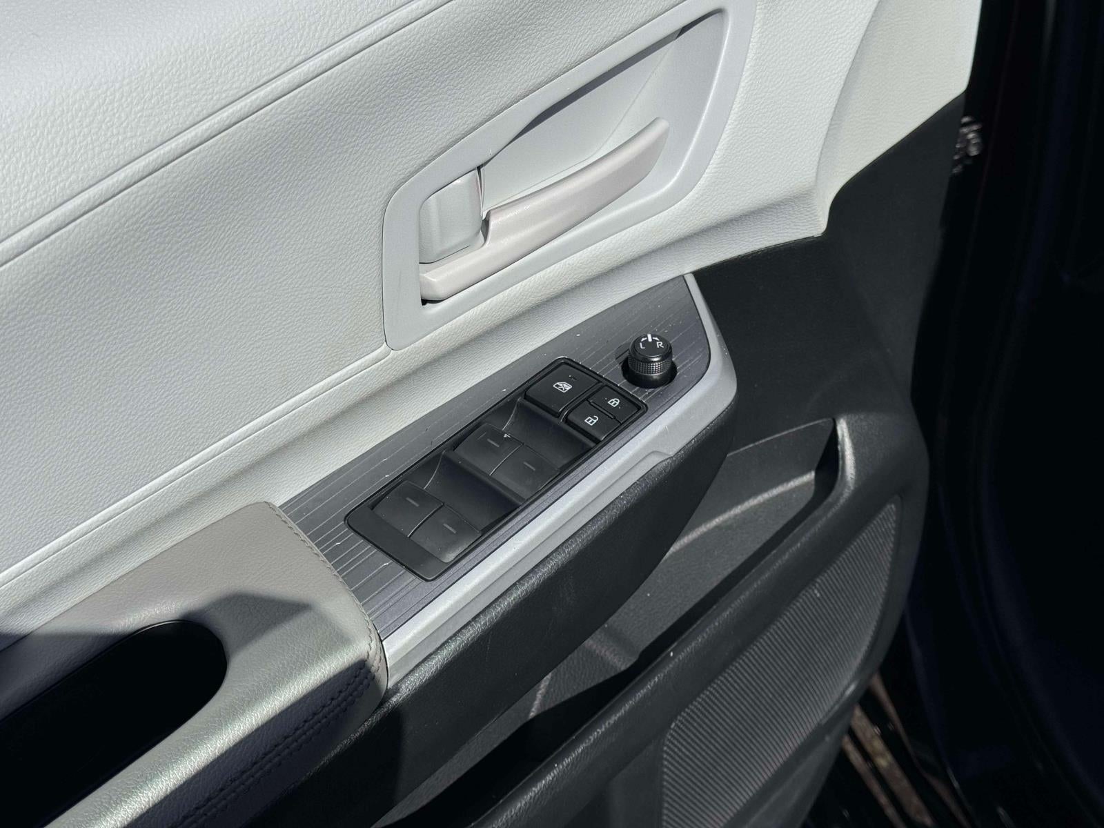 2025 Toyota Sienna LE