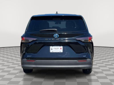 2025 Toyota Sienna LE