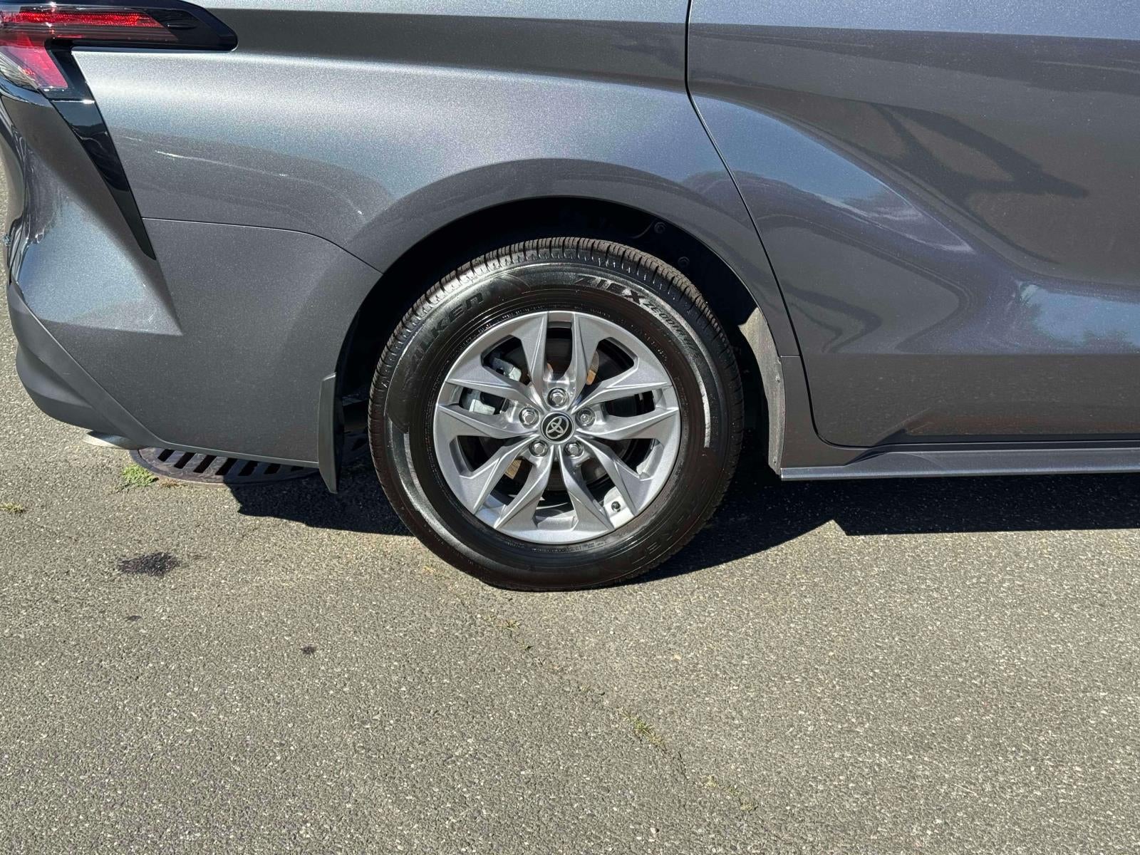 2025 Toyota Sienna LE