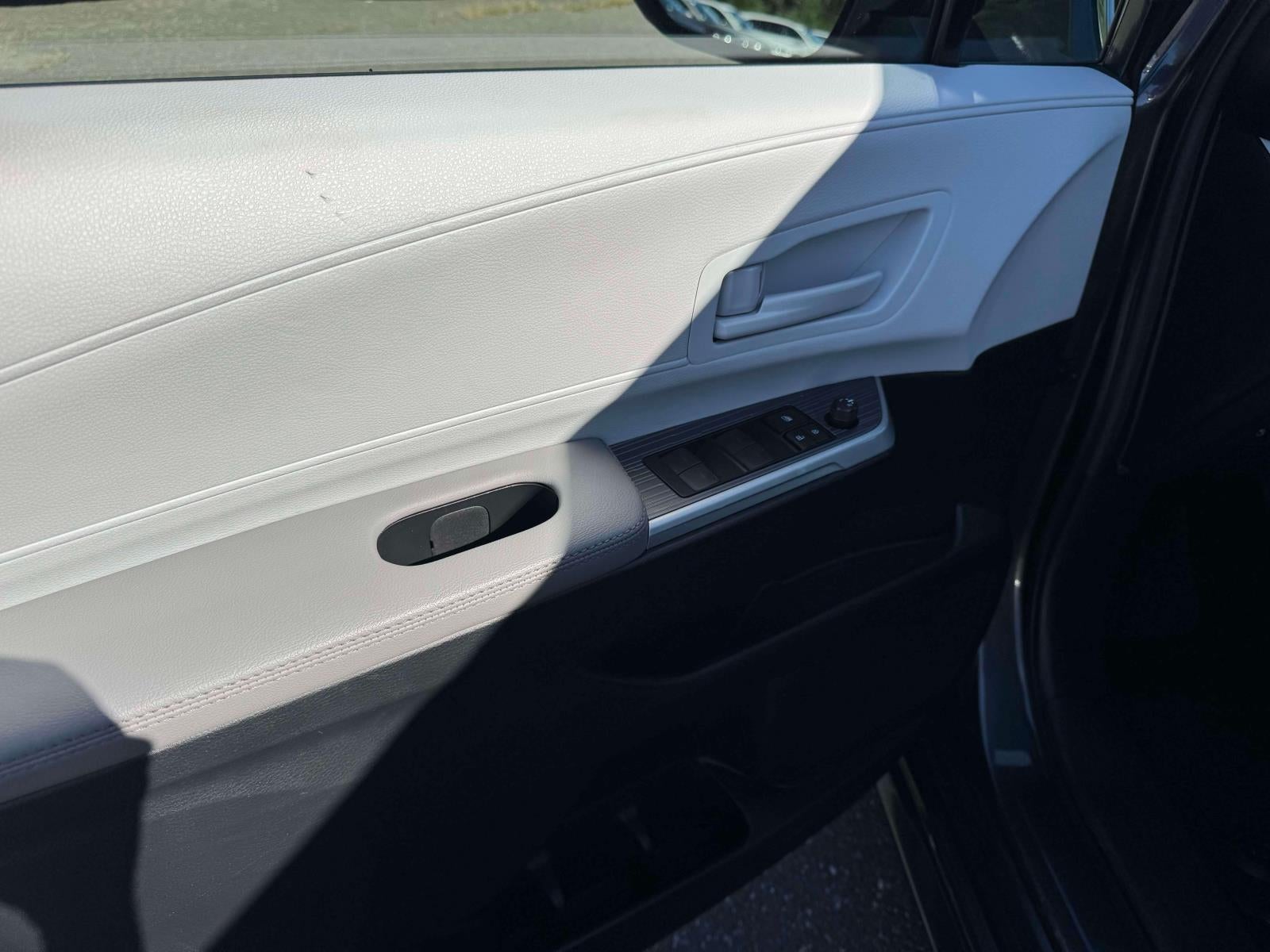 2025 Toyota Sienna LE