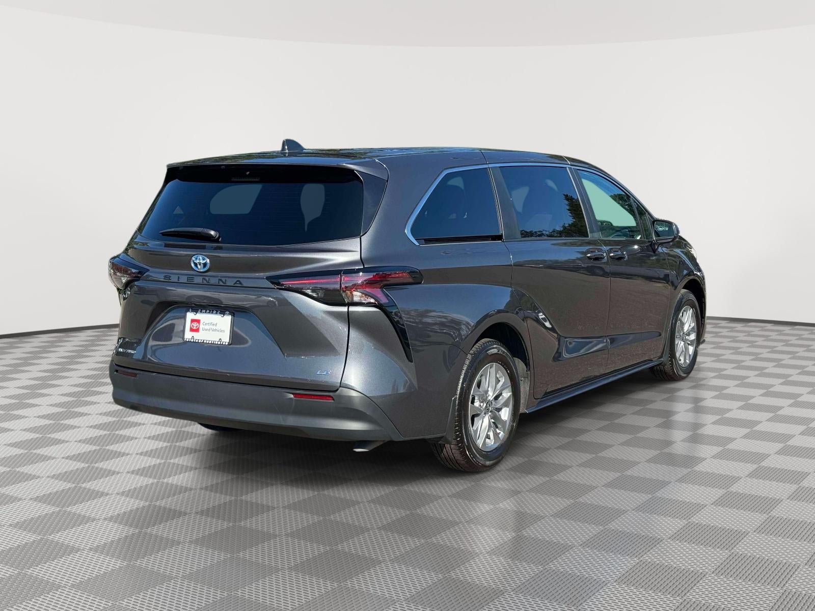 2025 Toyota Sienna LE