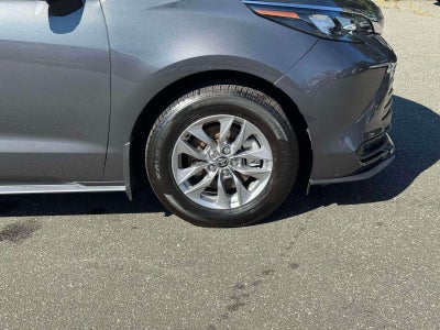2025 Toyota Sienna LE
