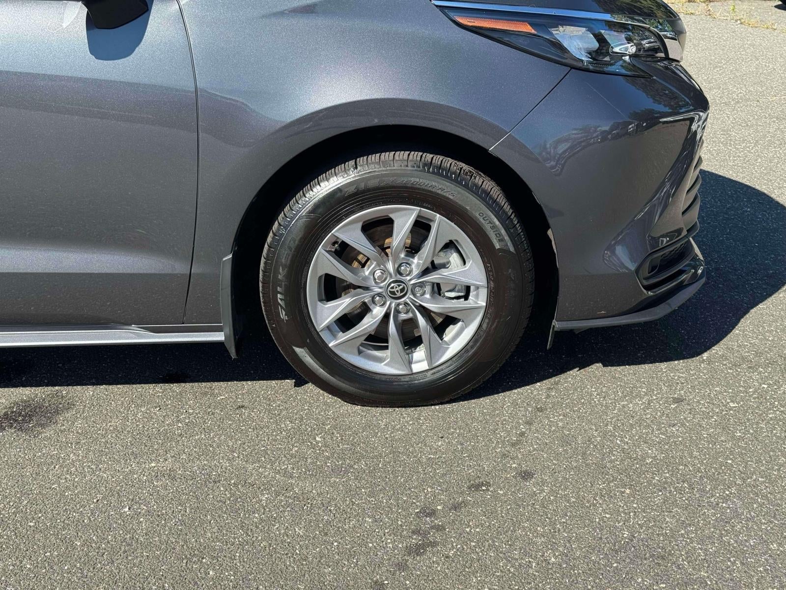 2025 Toyota Sienna LE
