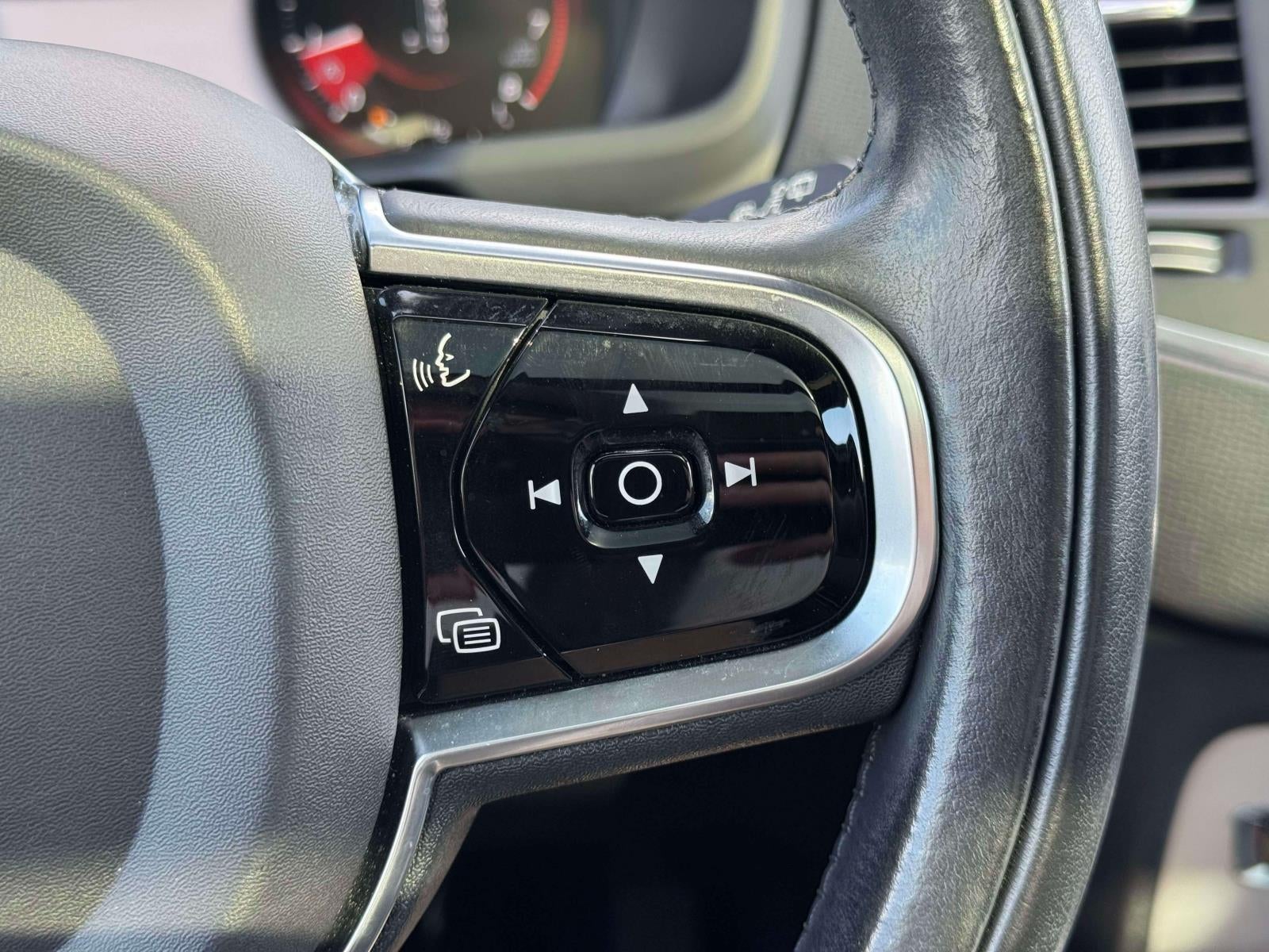 2016 Volvo XC90 T6 Momentum